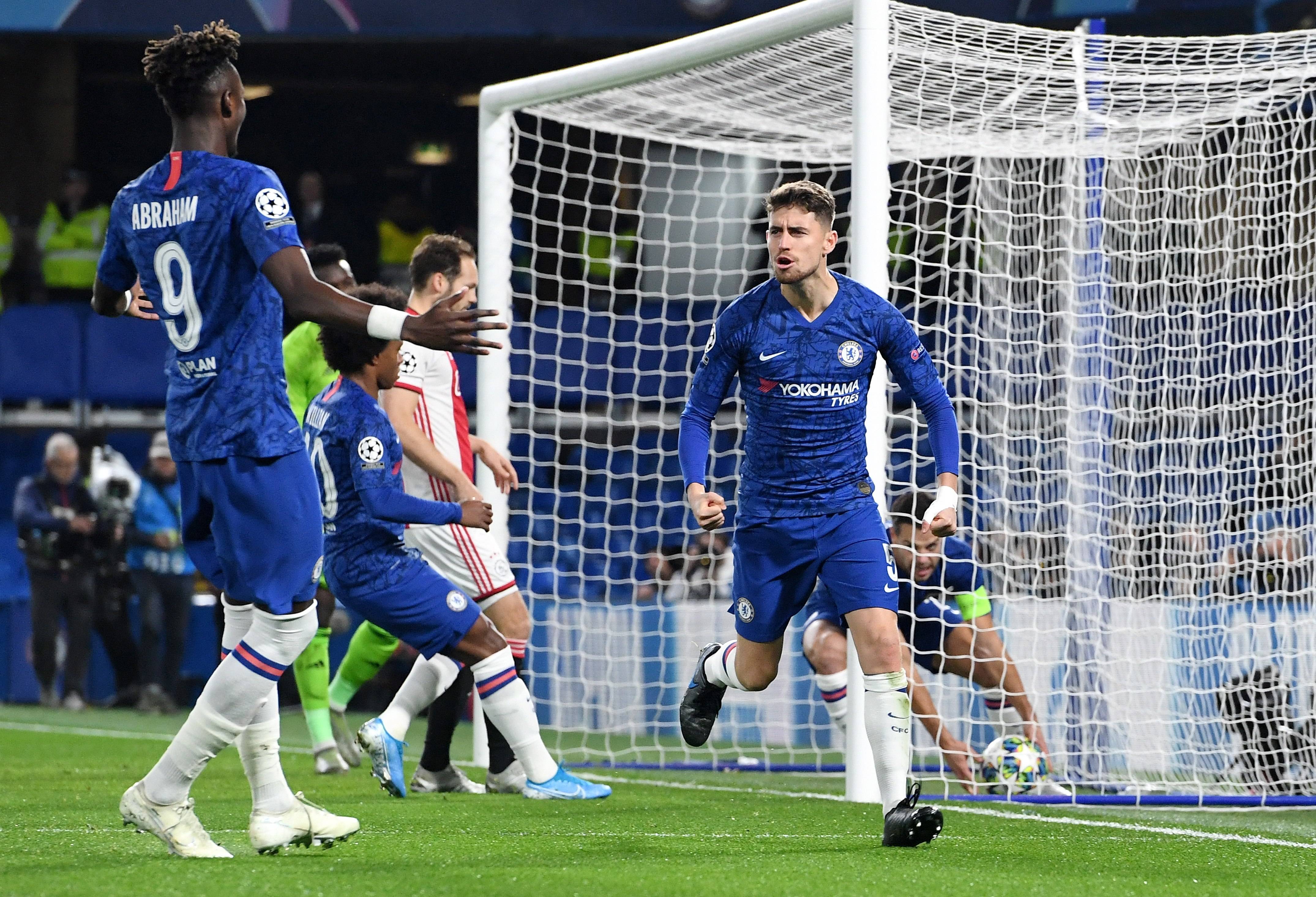 包含比利亚雷亚尔客场胜利，稳步前行的词条