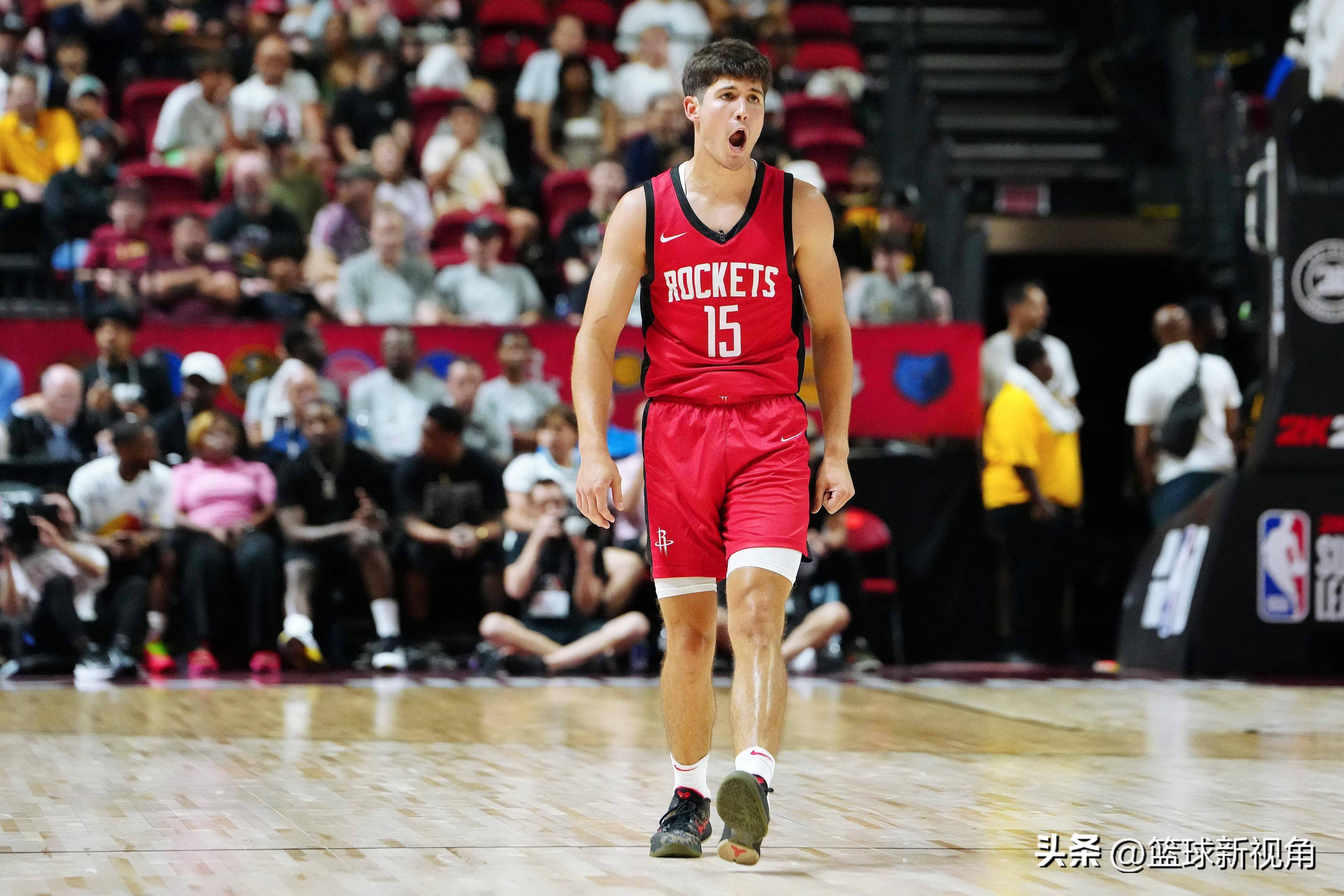 爱游戏大厅-篮球比赛中崭露头角的新秀球员备受关注和瞩目的简单介绍