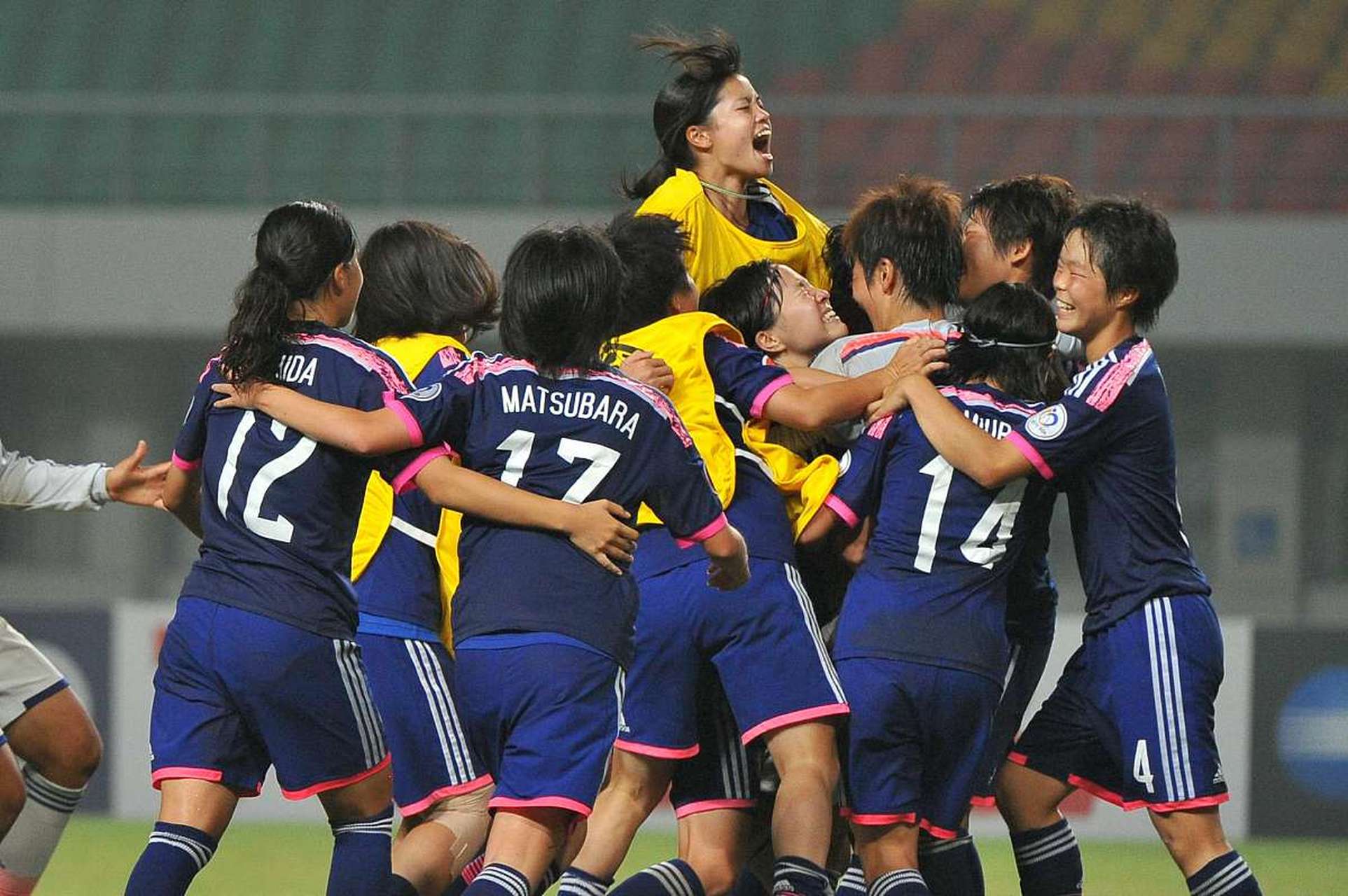 女足比赛精彩绝伦,现场观众沸腾 女足比赛精彩绝伦,现场观众沸腾