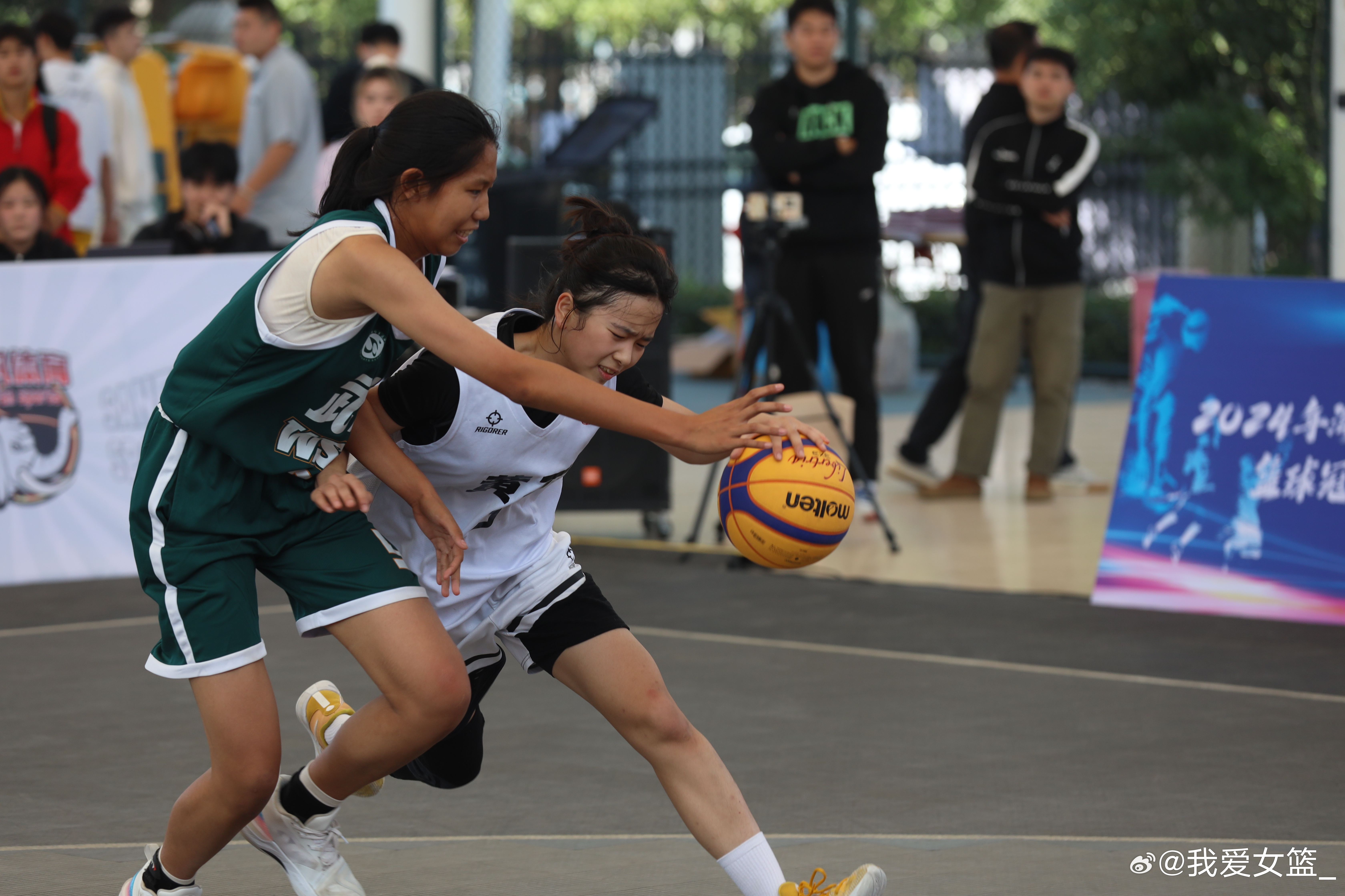 爱游戏下载-关于湖北队员团结互助，赢得关键比赛的信息