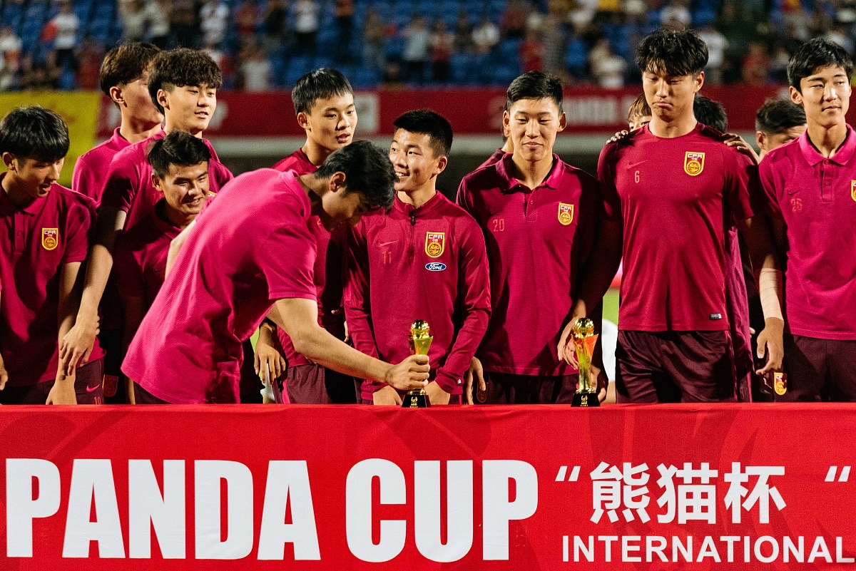 比赛中球员展现专业素养,成为关注焦点 比赛中球员展现专业素养,成为关注焦点