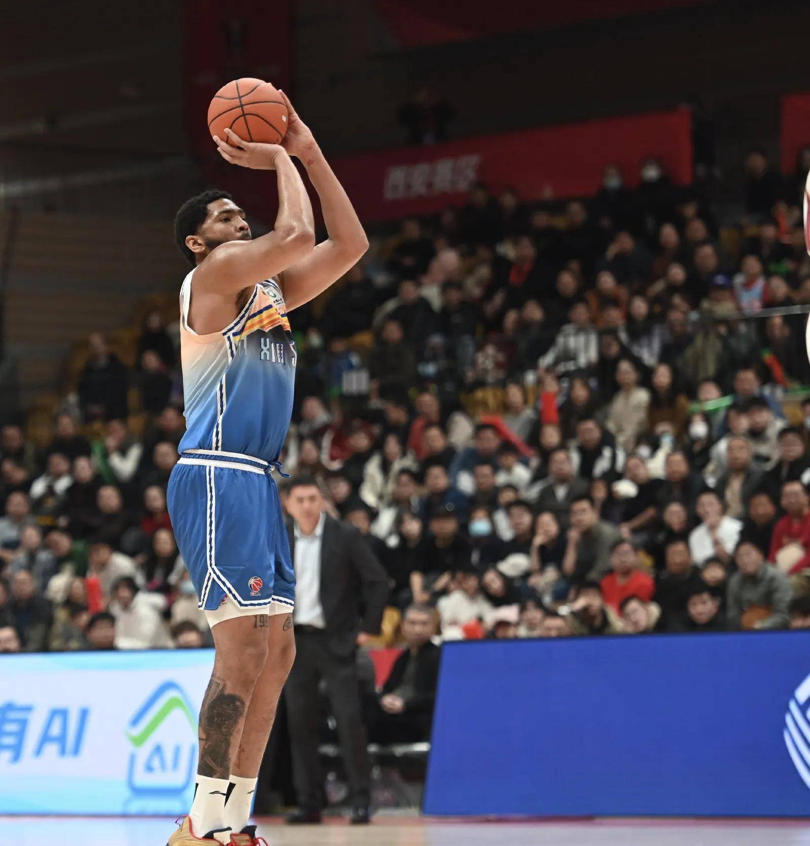 爱游戏官方入口-比赛开打，球员展现技术实力，吸引目光