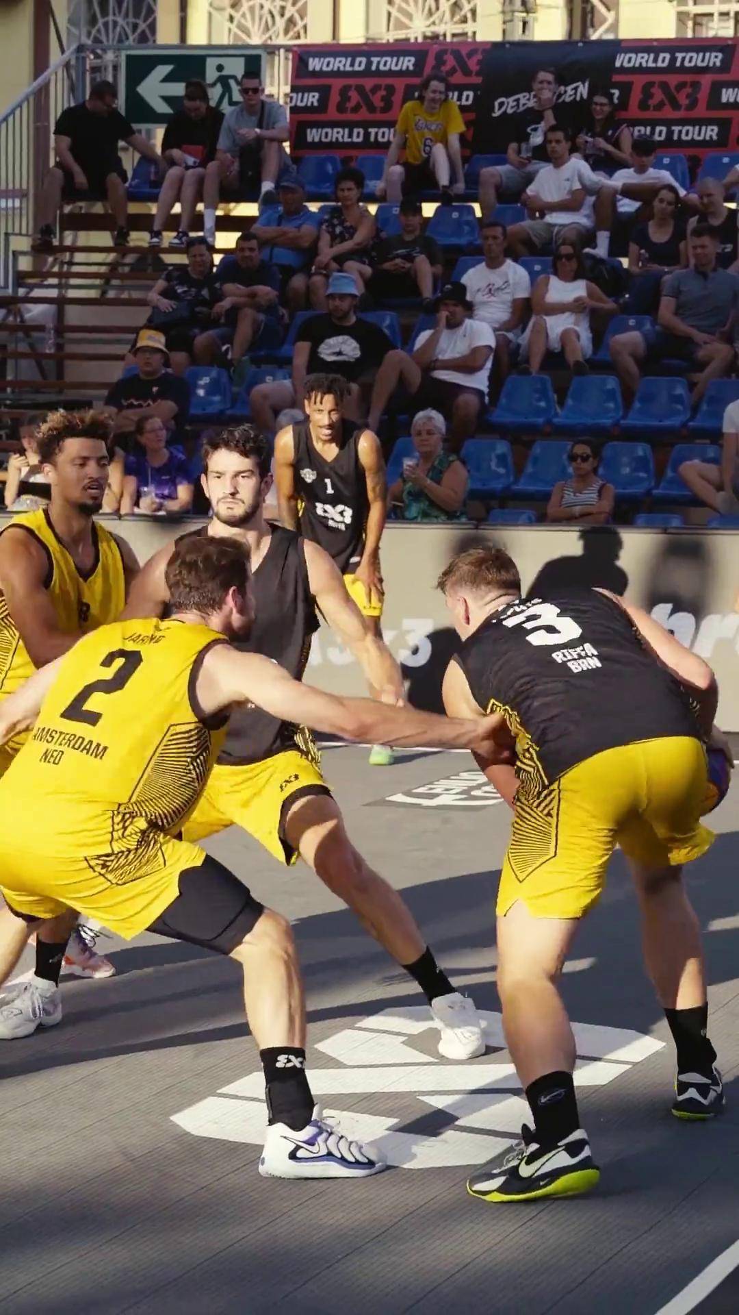 篮球比赛激烈的竞争让人目不暇接 篮球比赛激烈的竞争让人目不暇接