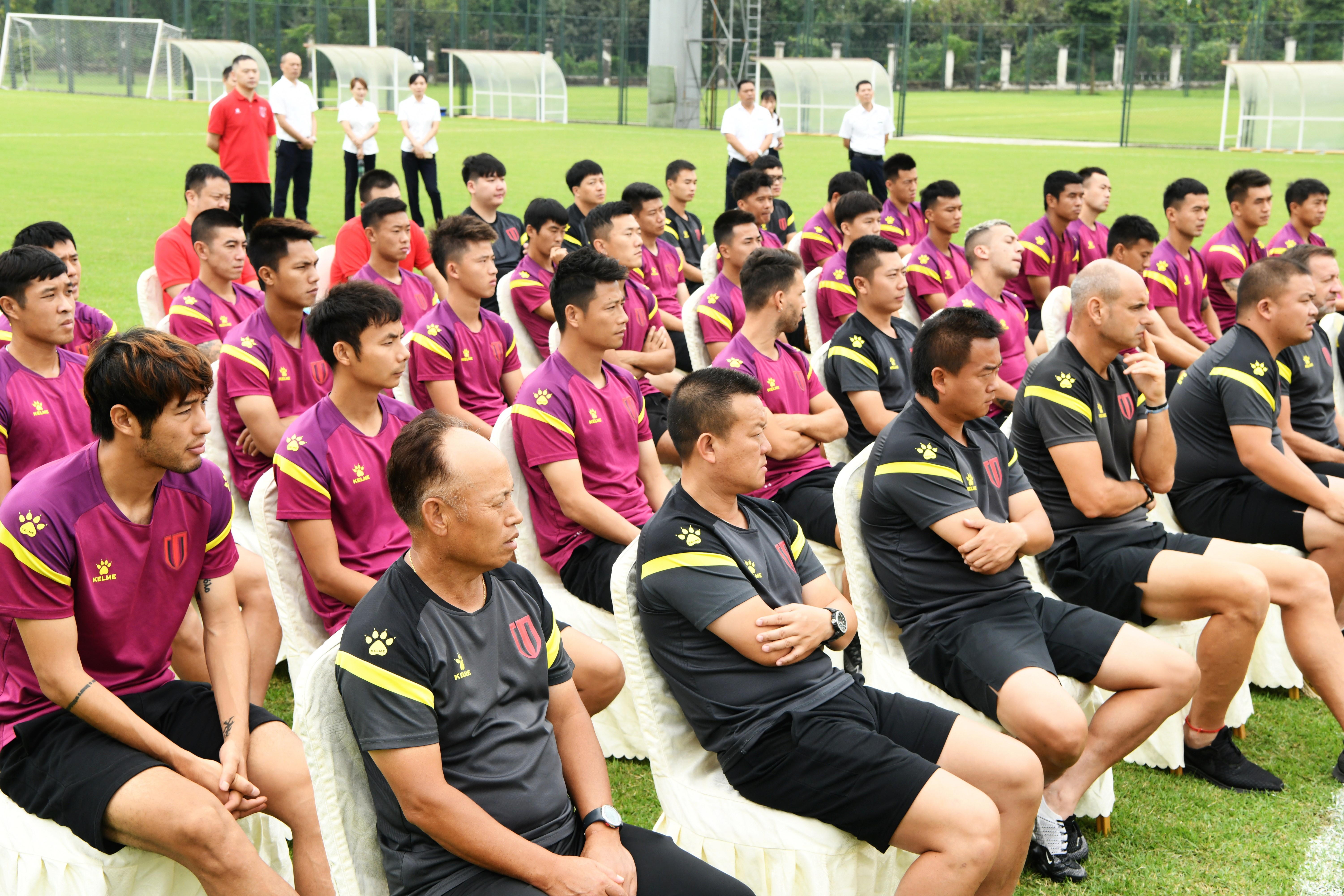 包含意志坚定，球队以微弱优势获胜晋级，一步之遥决赛的词条