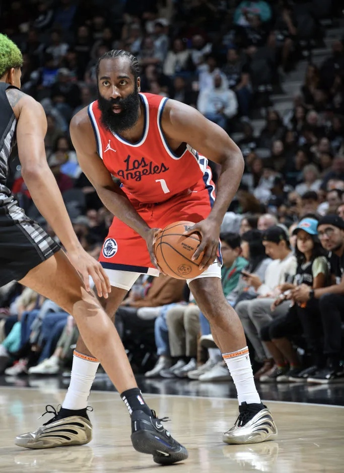 火箭惨败马刺,哈登孤军奋战 火箭惨败马刺,哈登孤军奋战