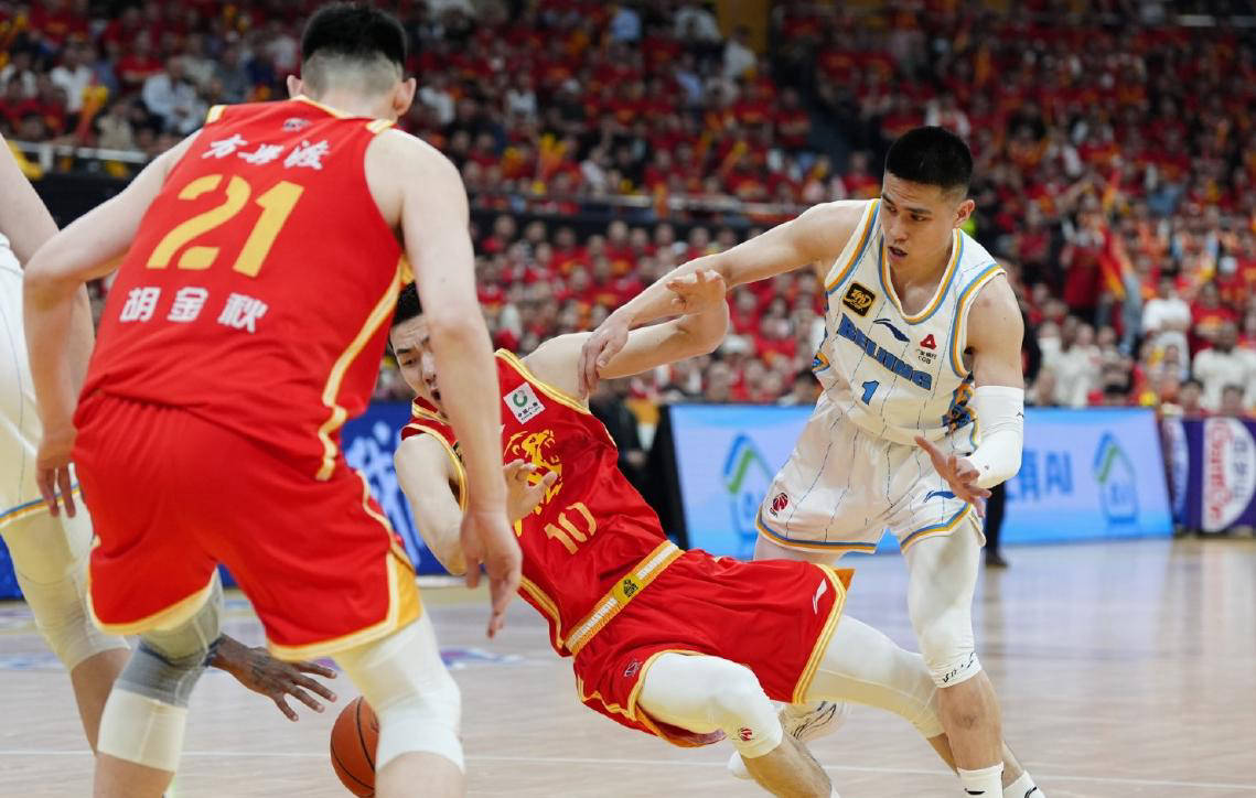 爱游戏下载-湖南男篮队员表现神勇，豪取比赛胜利