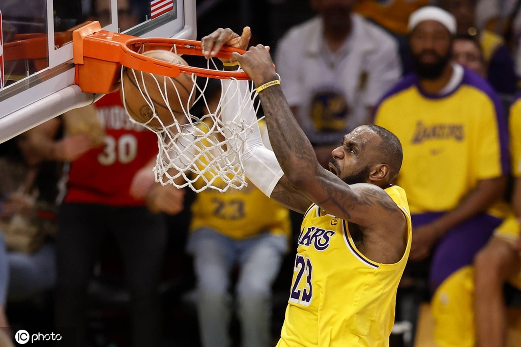 湖人抱团取胜勇士,全员发威保持不败的简单介绍 湖人抱团取胜勇士,全员发威保持不败的简单介绍