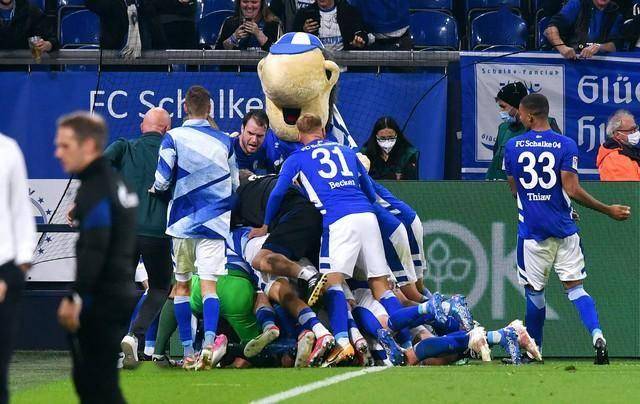 包含沙尔克队客场爆冷，绝杀对手夺得胜利的词条