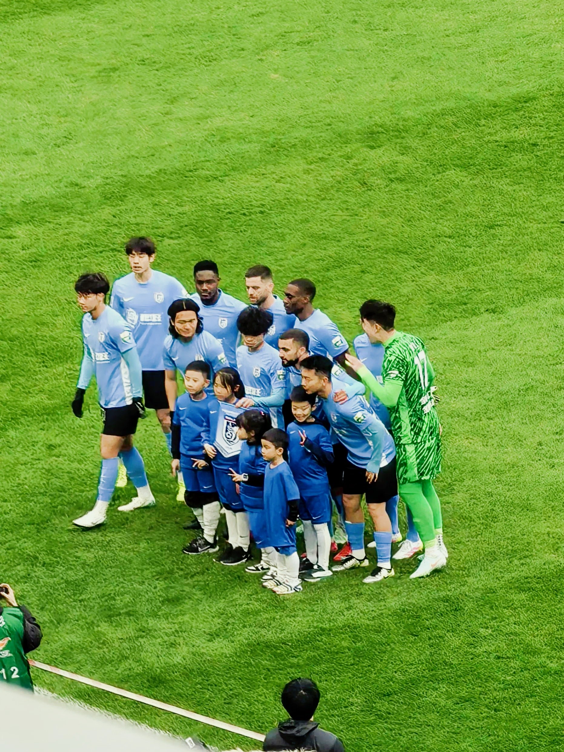 足球比赛中球员们的高能发挥