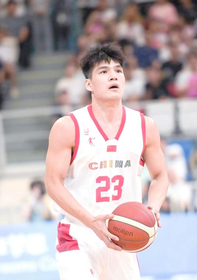 爱游戏入口-篮球队新人展现出色表现，备受瞩目