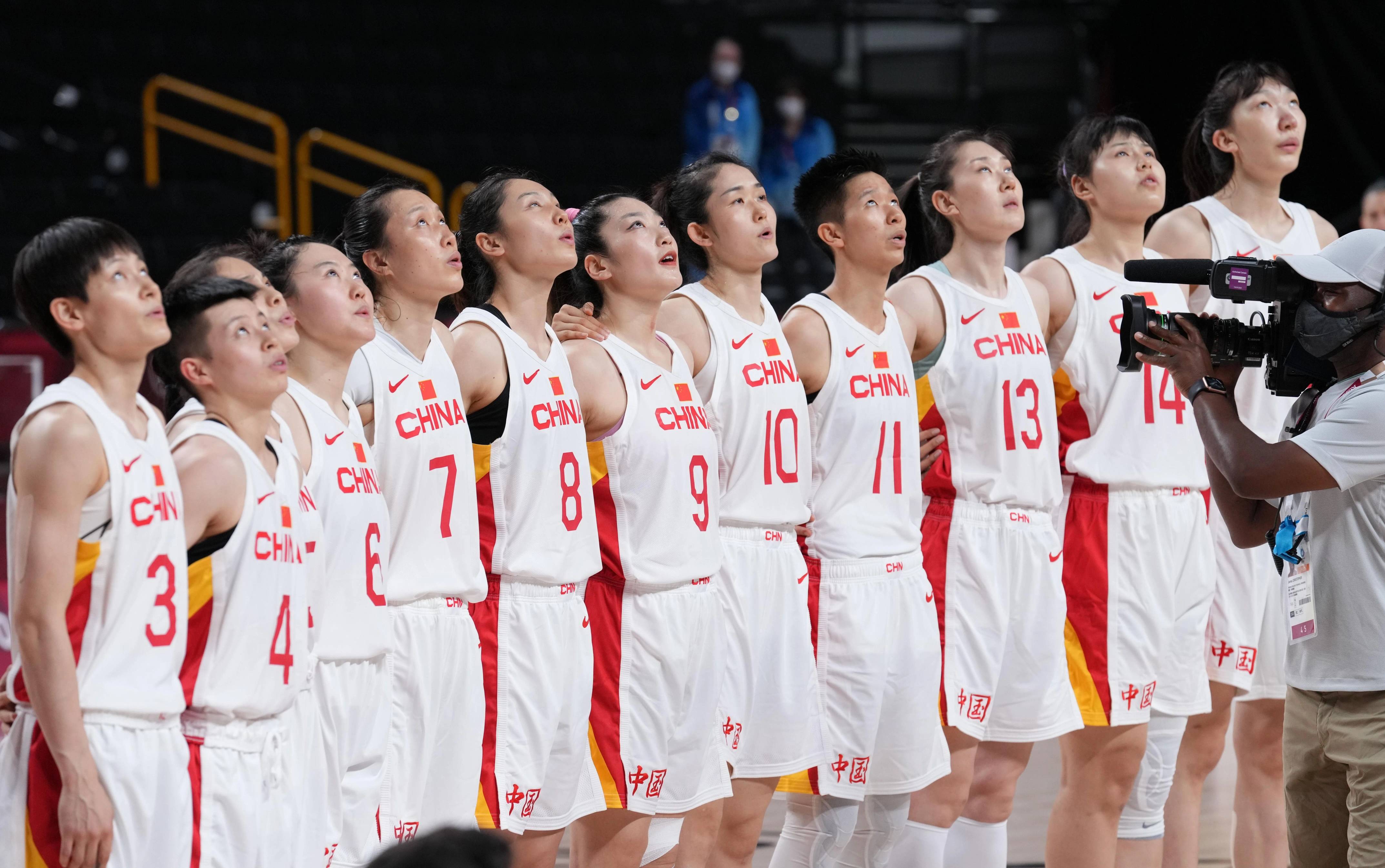 篮球队新人展现出色表现，备受瞩目