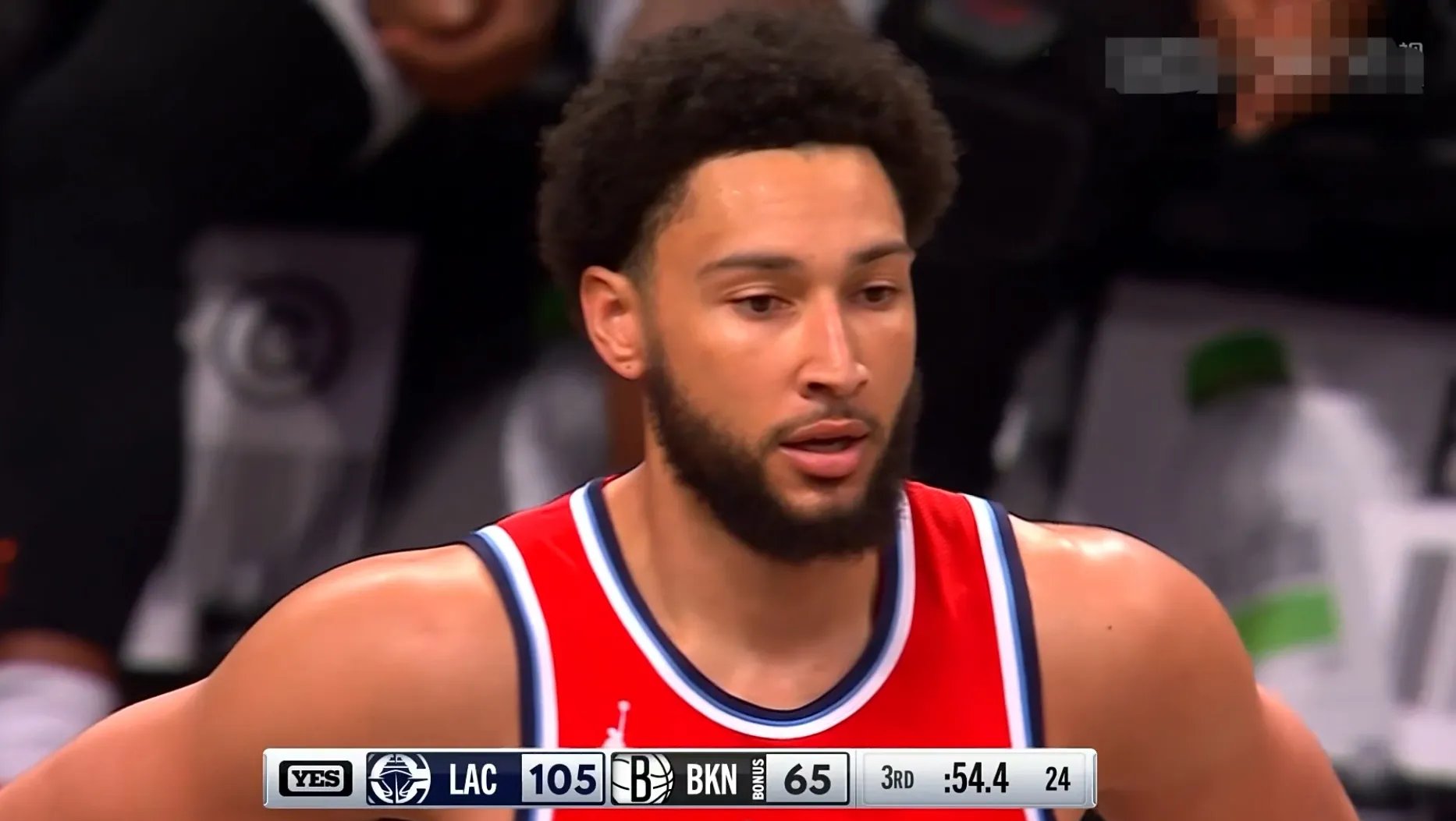 爱游戏下载-西蒙斯突破上篮得手，人击败公牛