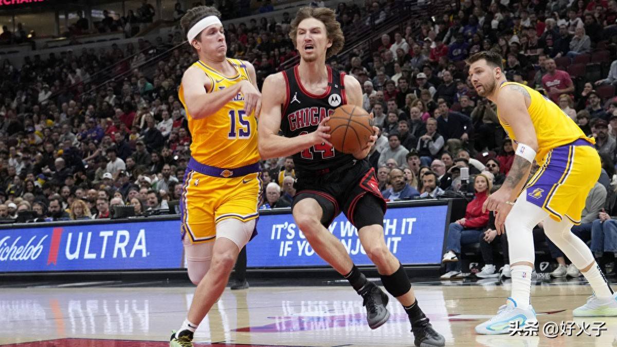 西蒙斯突破上篮得手，人击败公牛