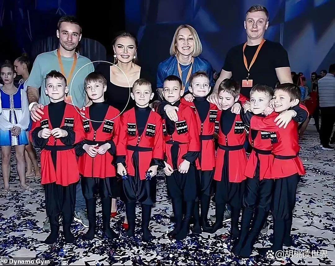 爱游戏在线-俄罗斯体操选手上演精彩表演