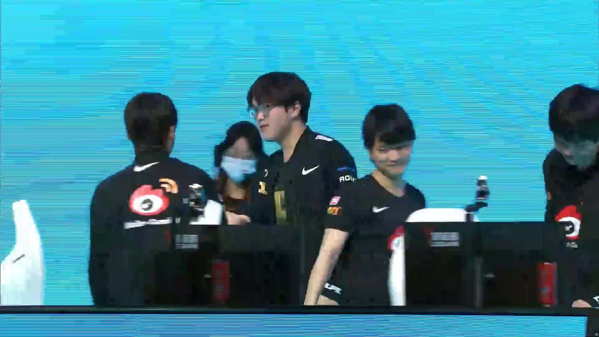 爱游戏官方-RNG轻取WBG，Xiaohu单局斩获MVP入围赛3:0（柏林）