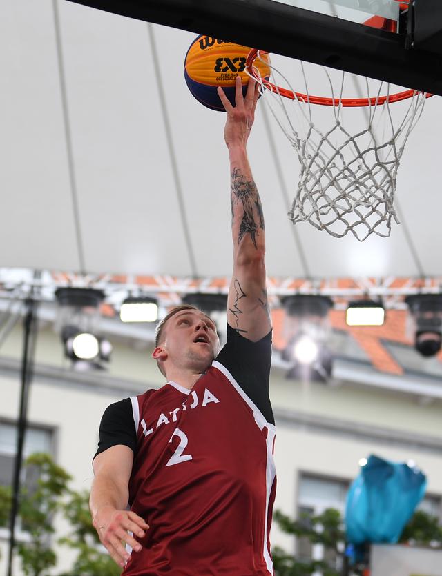 塞尔维亚队在殊死搏斗中晋级下一轮比赛 塞尔维亚队在殊死搏斗中晋级下一轮比赛