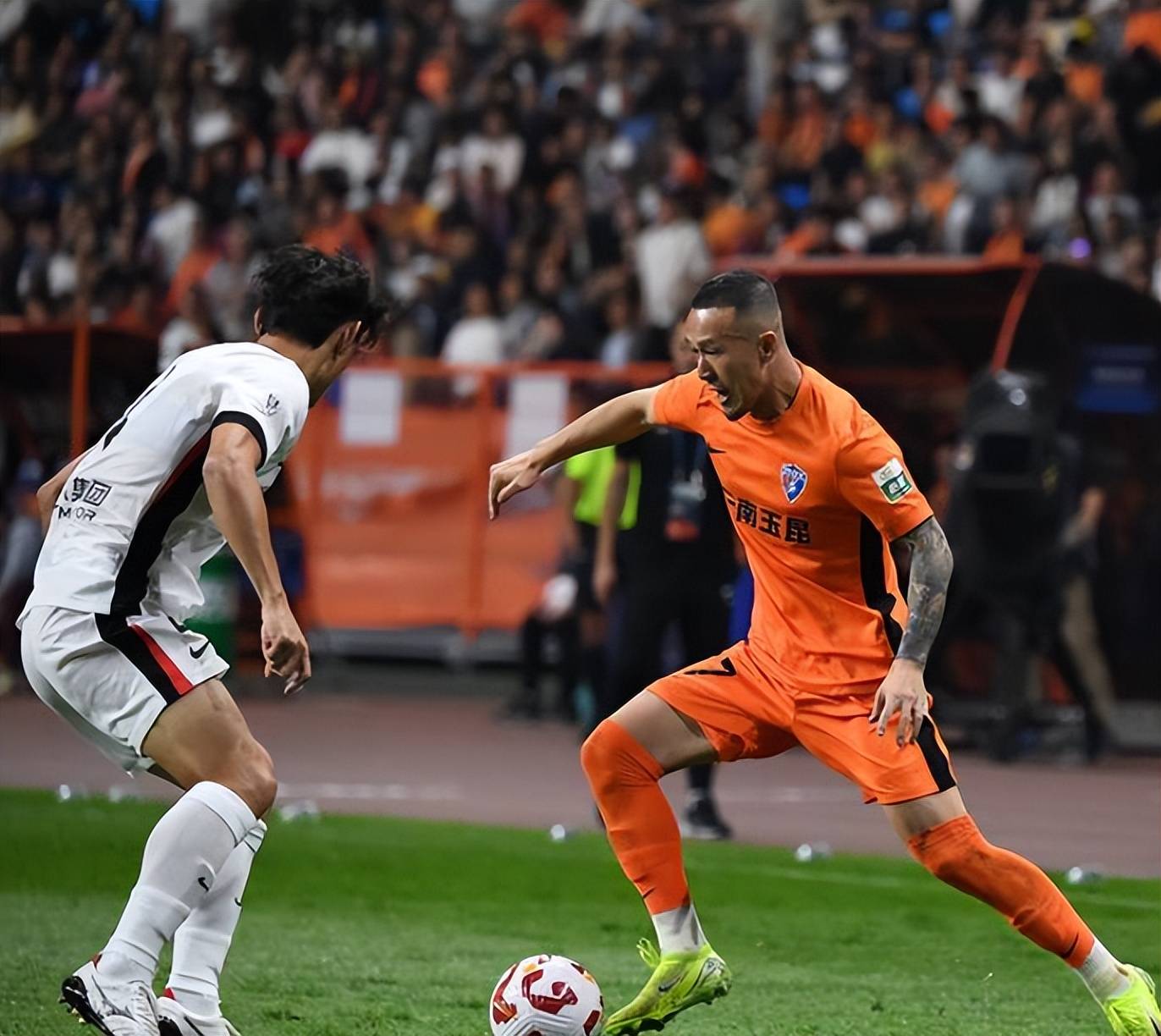 爱游戏大厅-里昂前锋连场进球，助球队取胜的简单介绍