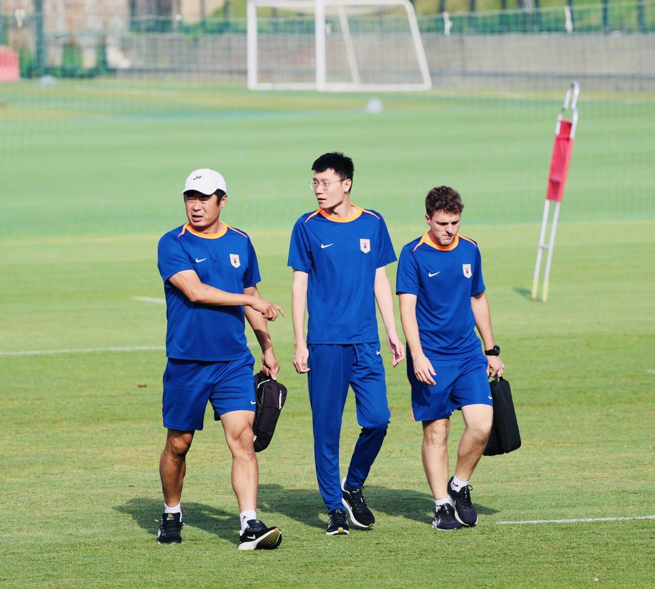 爱游戏体育-大连一方客场不敌，遭到强大对手反击