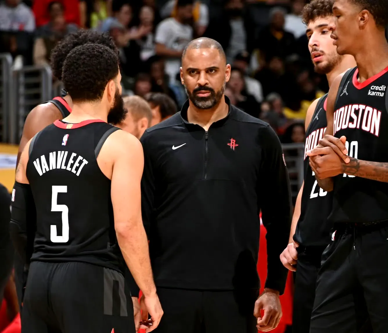 火箭主场击败森林狼,终结连败 火箭主场击败森林狼,终结连败