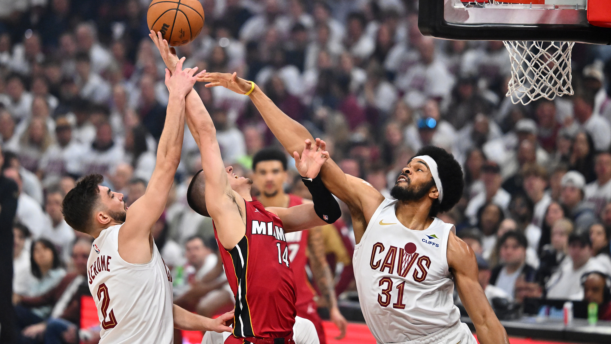 爱游戏在线-热火大胜骑士，连胜收官